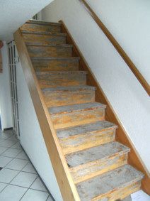 Bild einer alten Treppe vor der Renovierung